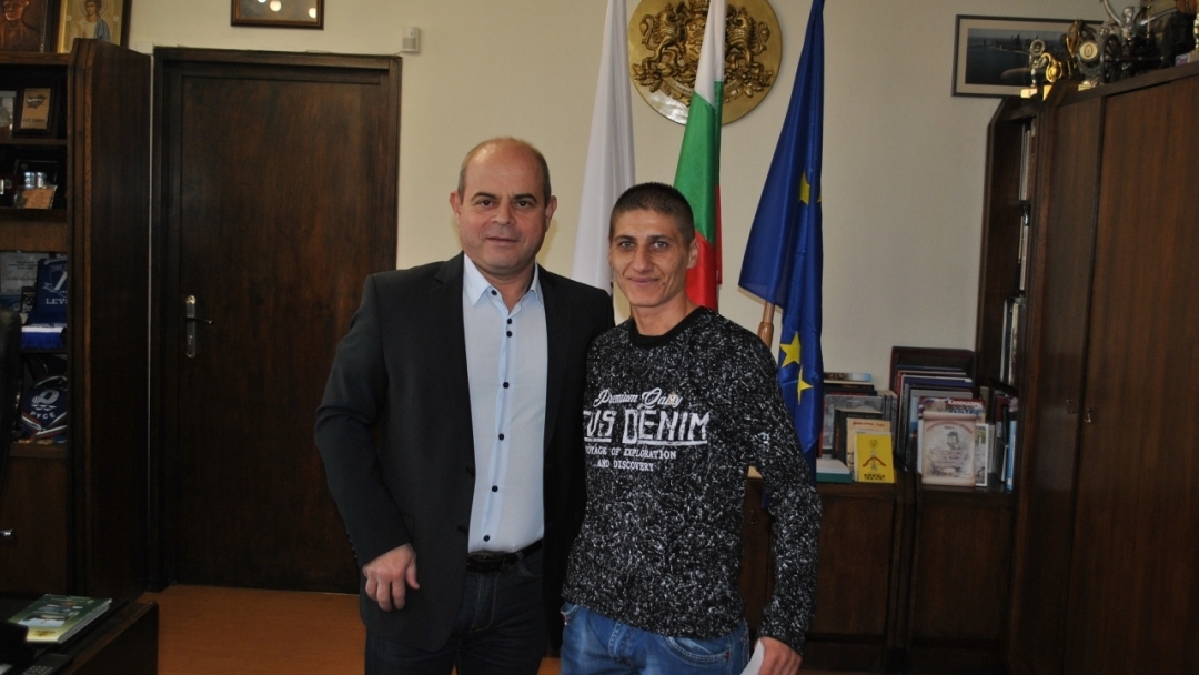 Кметът Пламен Стоилов връчи златна значка "Русе" на европейската шампионка по бокс Севда Асенова