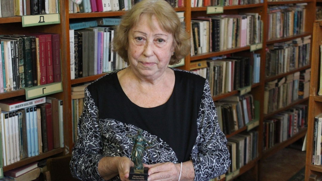 Кметът Пенчо Милков отличи Вяра Косева за дългогодишната ѝ работа като будител и читалищен деец