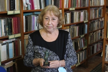 Кметът Пенчо Милков отличи Вяра Косева за дългогодишната ѝ работа като будител и читалищен деец
