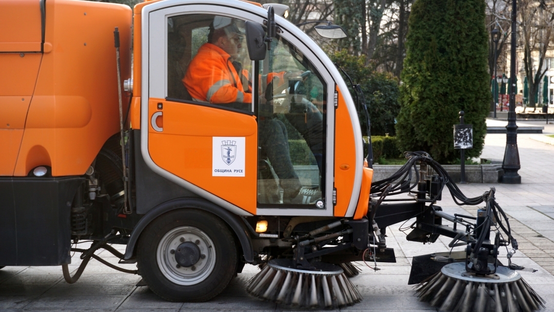 Модерни многофункционални машини чистят от днес градските улици и площади в Русе