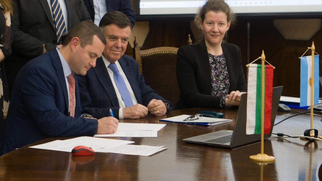 Pencho Milkov signed an agreement on the twinning of Ruse with the Argentine city of Beriso
