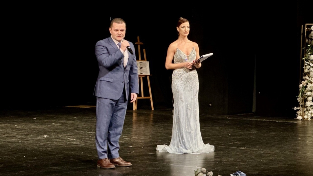 Спектакълът „Асамблея на красотата и модата“ превърна сцената на Доходното здание в пространство на естетика и съпричастност