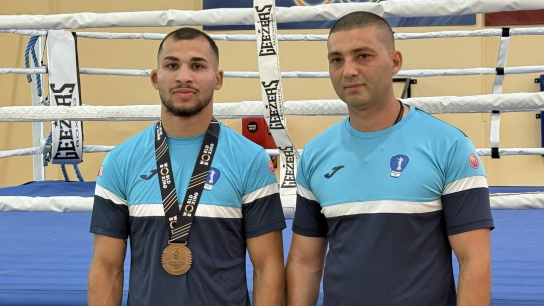 Mayor Pencho Milkov awarded the bronze medalist from the World Boxing Championships Radoslav Rosenov