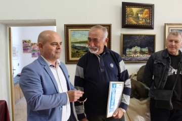  Кметът Пламен Стоилов връчи златна значка "Русе" на художника Цоню Цонев