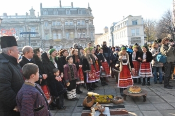 Три коледарски групи наричаха за берекет и здраве в центъра на Русе