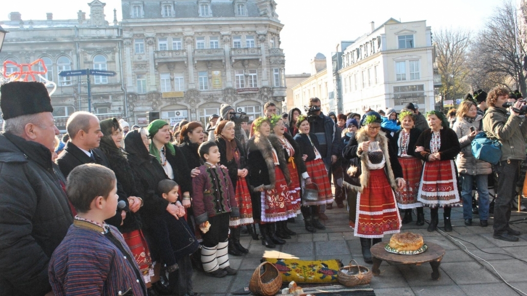 Три коледарски групи наричаха за берекет и здраве в центъра на Русе