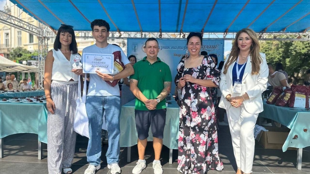 18-годишният Аслан Ахмедов е големият победител в конкурса за нетрадиционна торта „Гараш“ 