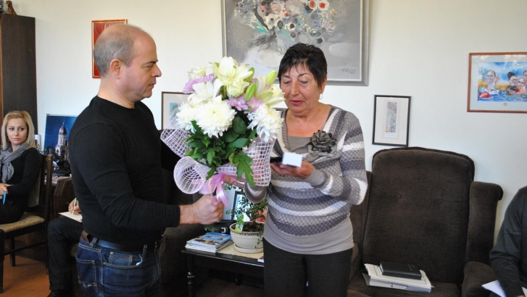 Общинска служителка, венчала над 25 000 двойки, получи значка „Русе“ за пенсионирането си