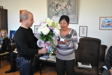 Общинска служителка, венчала над 25 000 двойки, получи значка „Русе“ за пенсионирането си