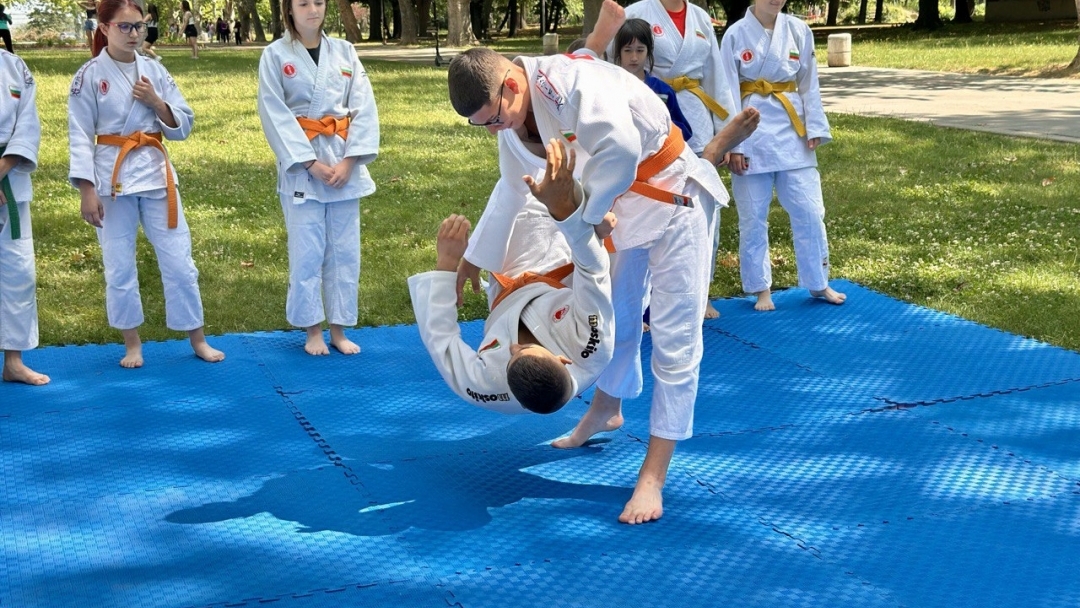 Събитието „Спорт и изкуство – път към независимост“ обедини ученици, родители и институции около темата за превенцията