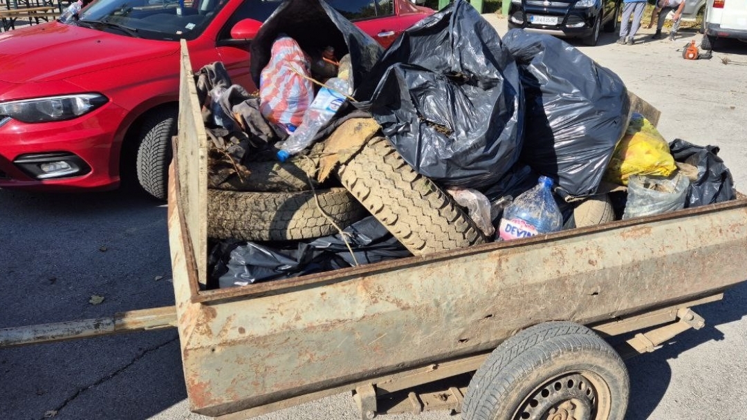 Десетки русенци се включиха в доброволческата акция за почистване на язовира в Николово