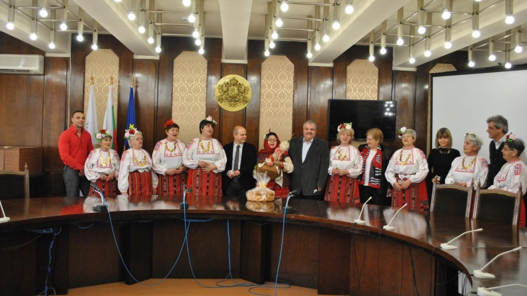 Деца и пенсионери закичиха с мартеници кметския екип и служители на Общината