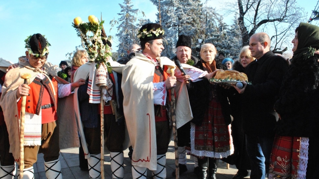 Три коледарски групи наричаха за берекет и здраве в центъра на Русе