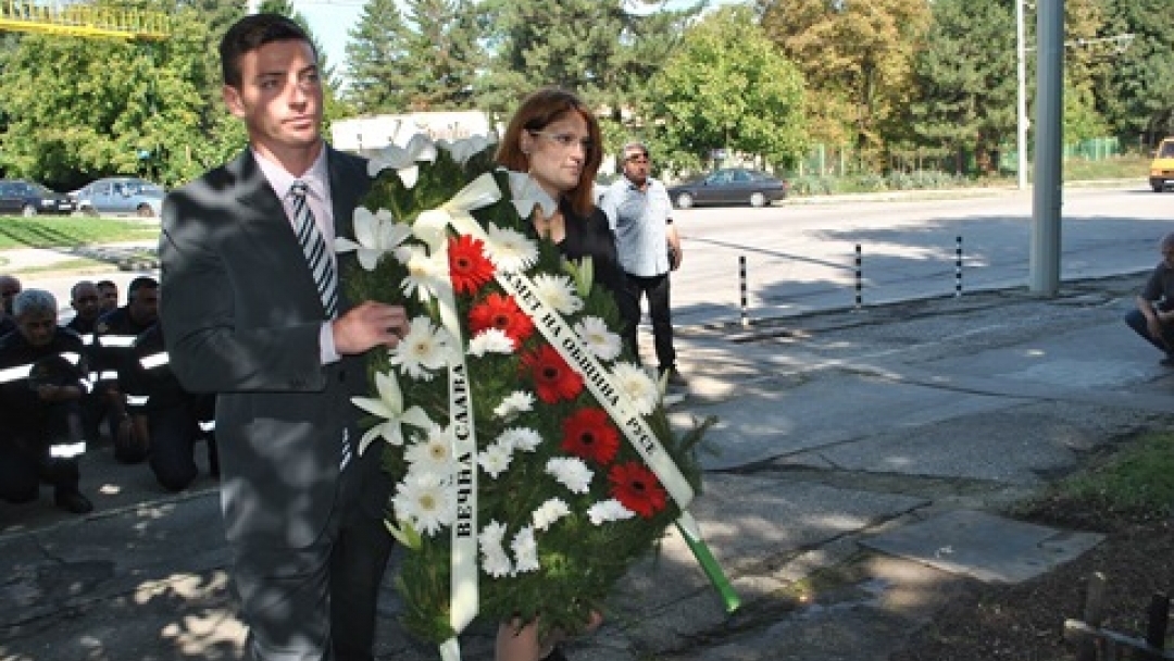 Кметът на Община Русе поднесе цветя в памет на загиналите пожарникари