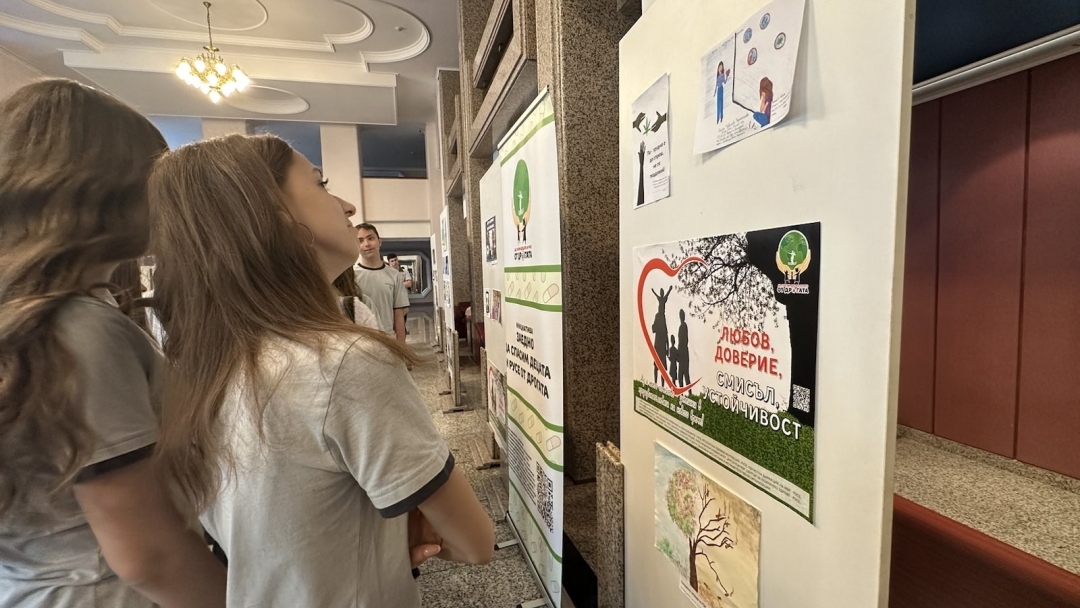 Изложба в Доходното здание представя наградени творби от конкурса на русенската инициатива за борба с наркотиците
