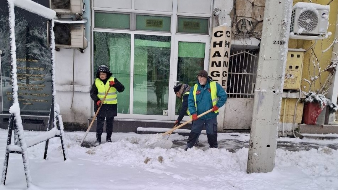 Фирмите по снегопочистване работят активно по пътната мрежа в Русе