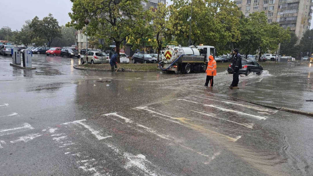 Екипи на фирмата за обществена хигиена отводняват улици в Русе, остава в сила оранжевият код за опасни валежи