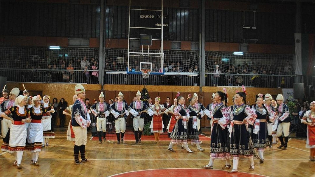 Коледното надиграване отново препълни зала „Дунав” снощи 