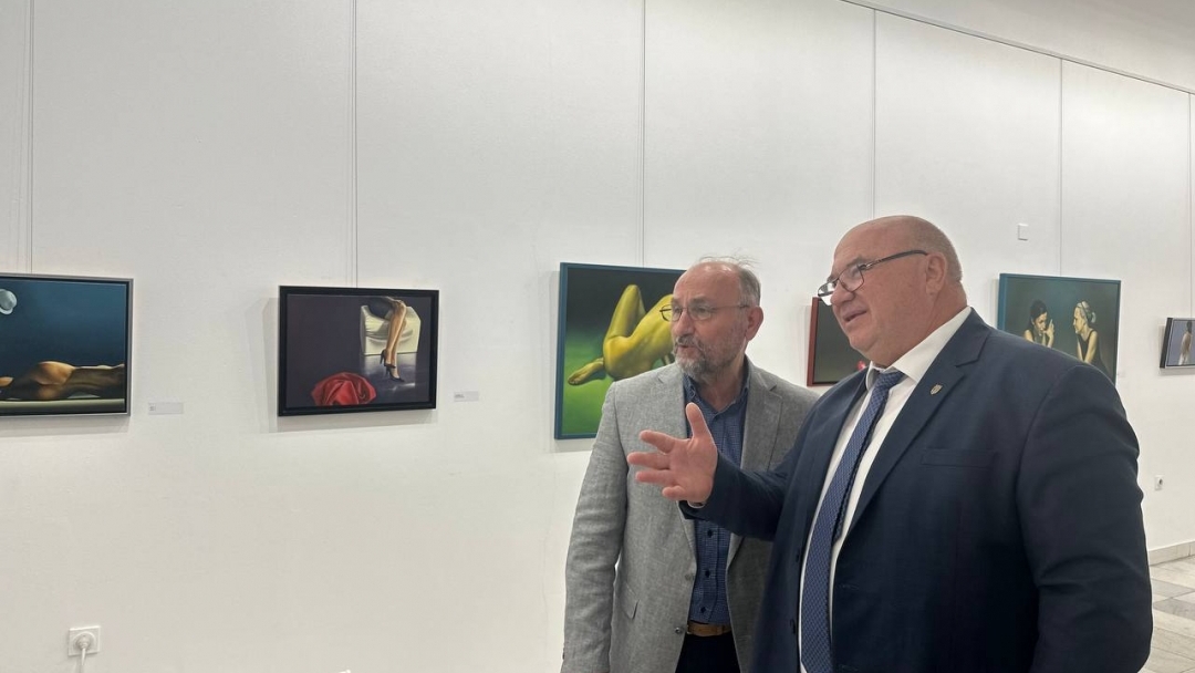 С изложбата "Завръщане" Веселин Господинов представи своята хиперреалистична представа за света и Русе