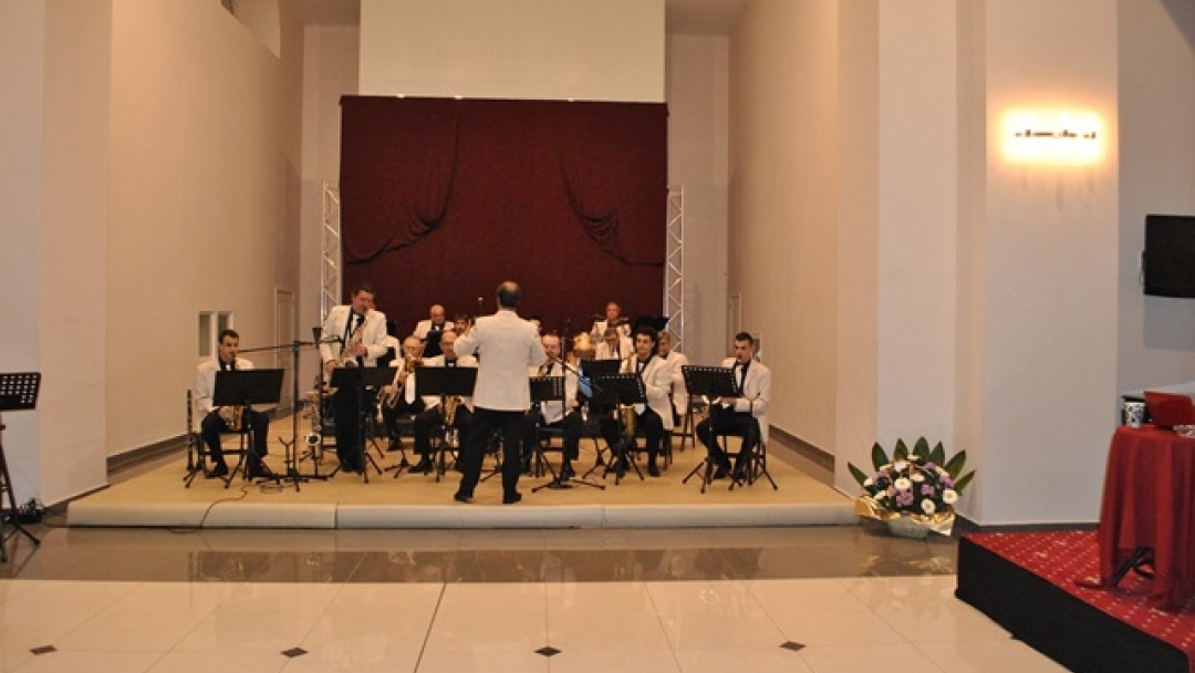 Музикално-поетичният спектакъл „Музика и любов“ препълни зала „Европа“