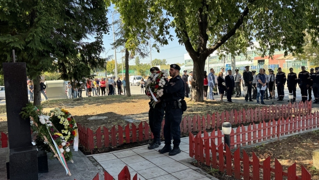 Русе отдаде почит и признателност на пожарникарите за професионализма и всеотдайността им