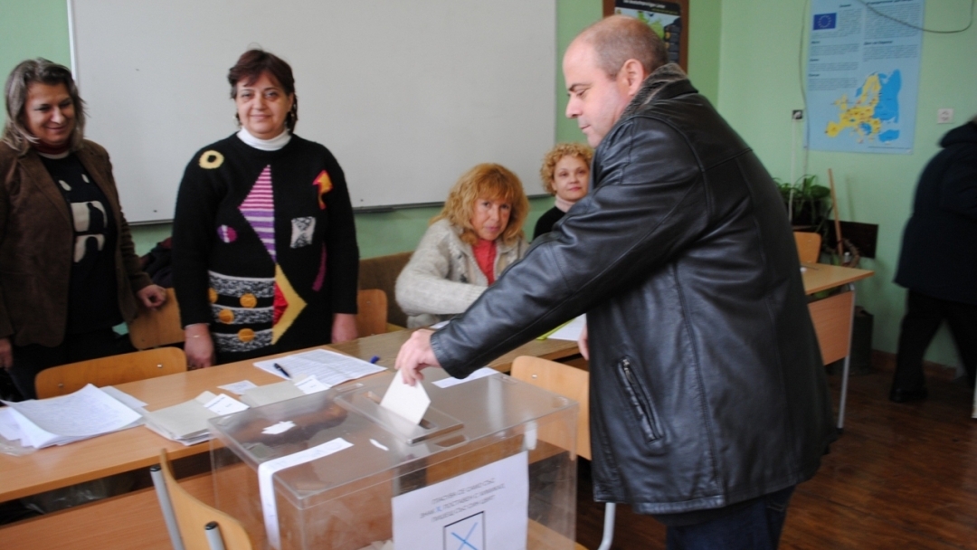 КМЕТЪТ НА ОБЩИНА РУСЕ ПЛАМЕН СТОИЛОВ УПРАЖНИ ПРАВОТО СИ НА ГЛАС НА НАЦИОНАЛНИЯ РЕФЕРЕНДУМ 