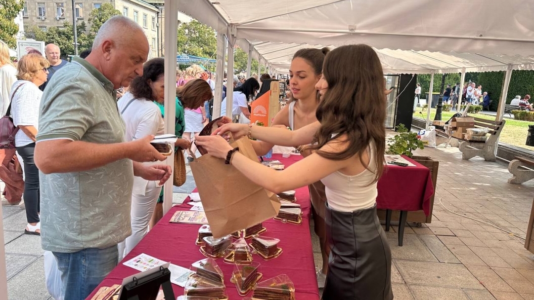 18-годишният Аслан Ахмедов е големият победител в конкурса за нетрадиционна торта „Гараш“ 