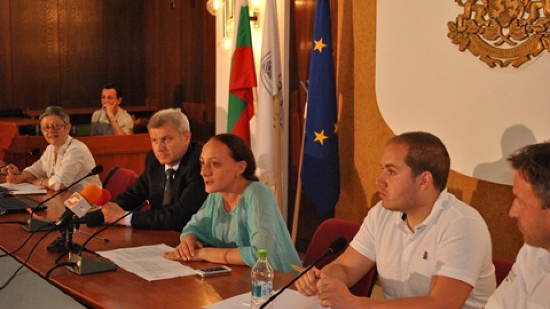 Зам.-кметът Наталия Кръстева приветства участниците в работната среща за развитие на велотуризма в Дунавския регион