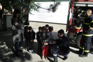 В открит урок с пожарникари участваха децата от  детска градина „Червената шапчица“