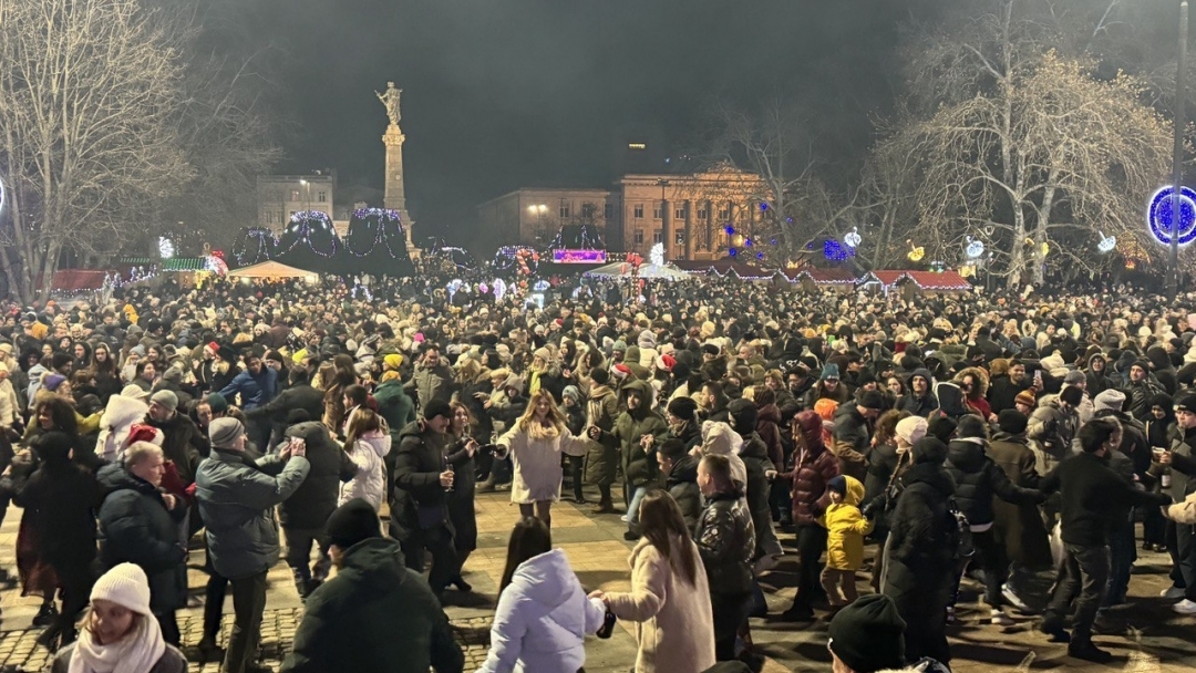 Русе посрещна 2026 година с концерт на Владо Михайлов, празнична програма и Дунавско хоро