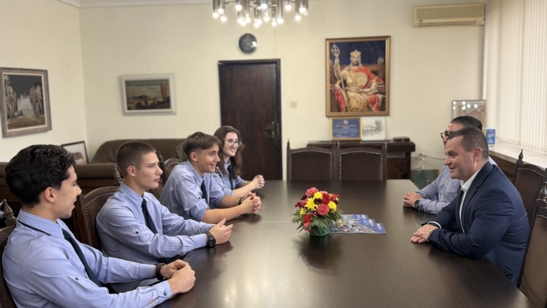 Кметът Пенчо Милков награди ученици от МГ „Баба Тонка“ за международен успех в областта на дигиталното производство