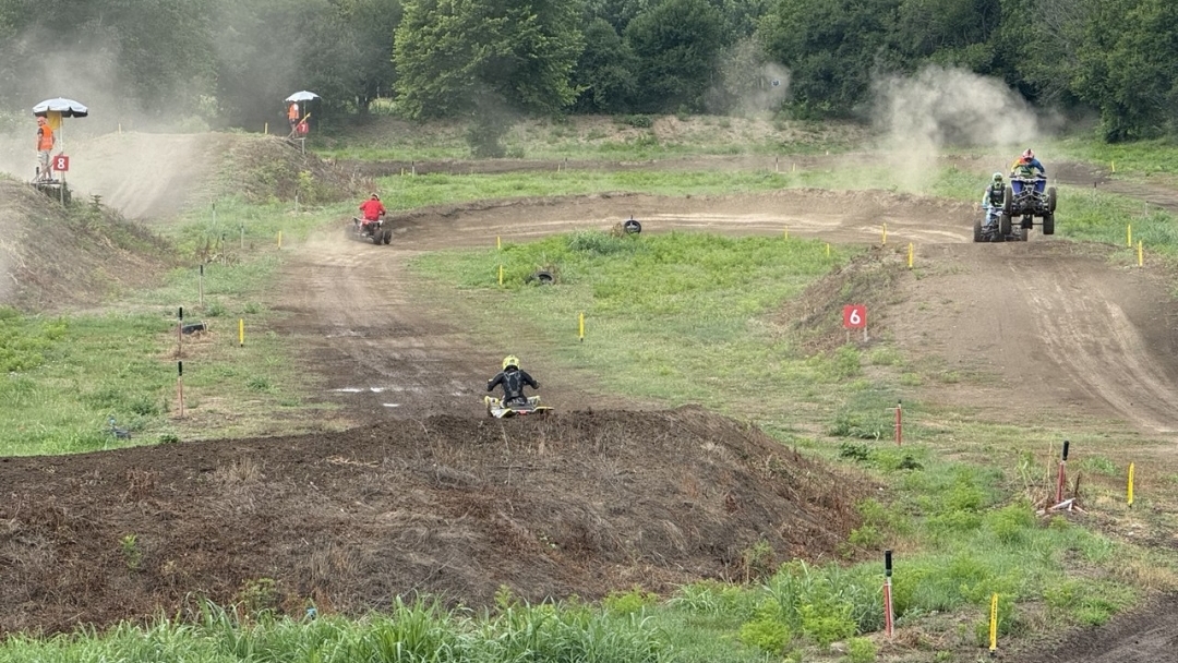 40-метрови скокове и скоростни битки завладяха  полигона  Godzilla MX Track в Сандрово