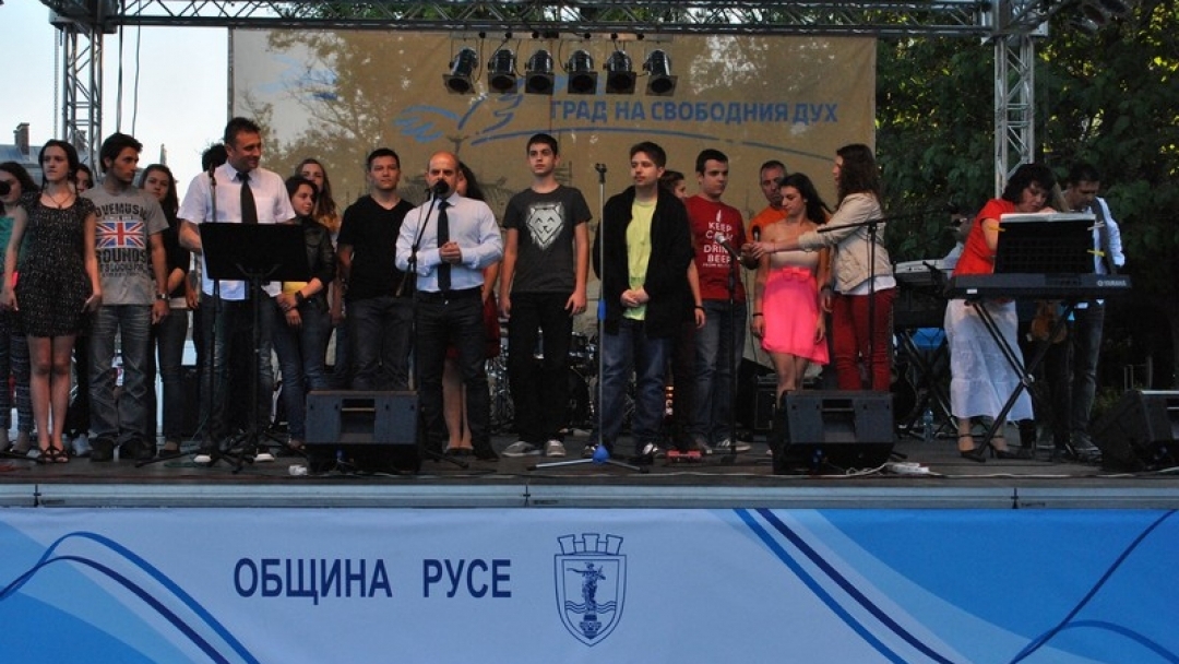 Кметът Пламен Стоилов връчи Награда за иновации на преподавател по информатика