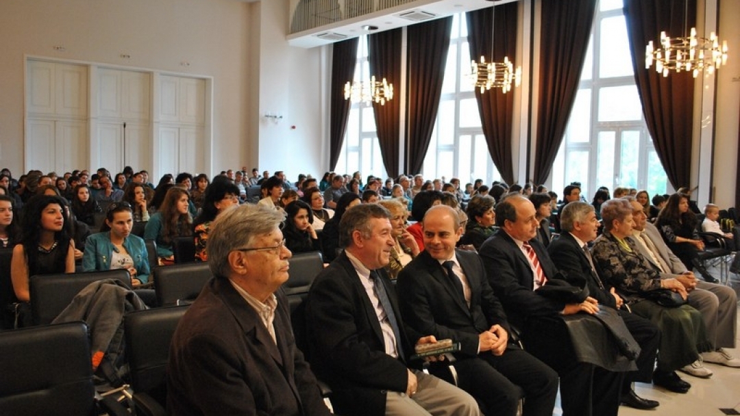 Кметът Пламен Стоилов връчи Ботевска награда за цялостна дейност и успехи на ученичка от СОУ „Христо Ботев“