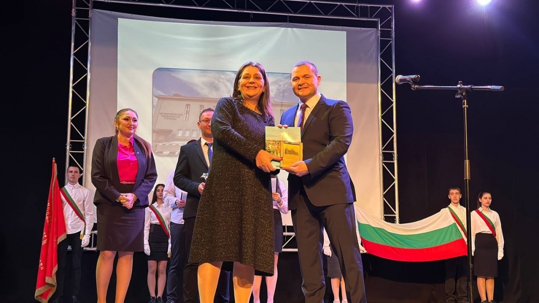 Пенчо Милков отличи Гимназията по туризъм за 75 г. от нейното основаване