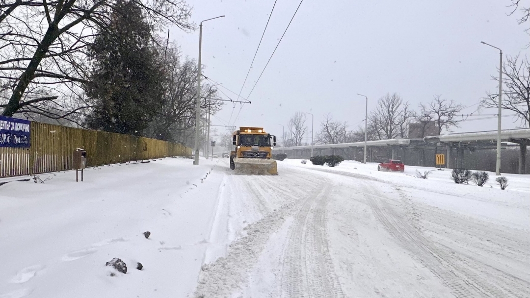 Проходимостта на пътната мрежа в Русе и общината се поддържа при усложнени зимни условия