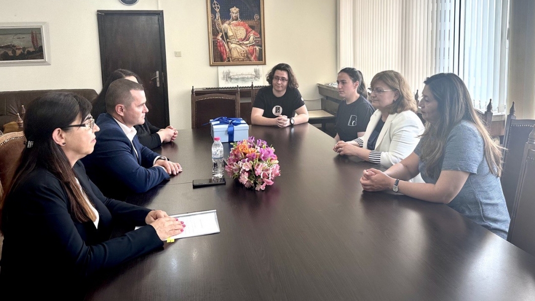Пенчо Милков дари два видеоларингоскопа на университетските болници в Русе