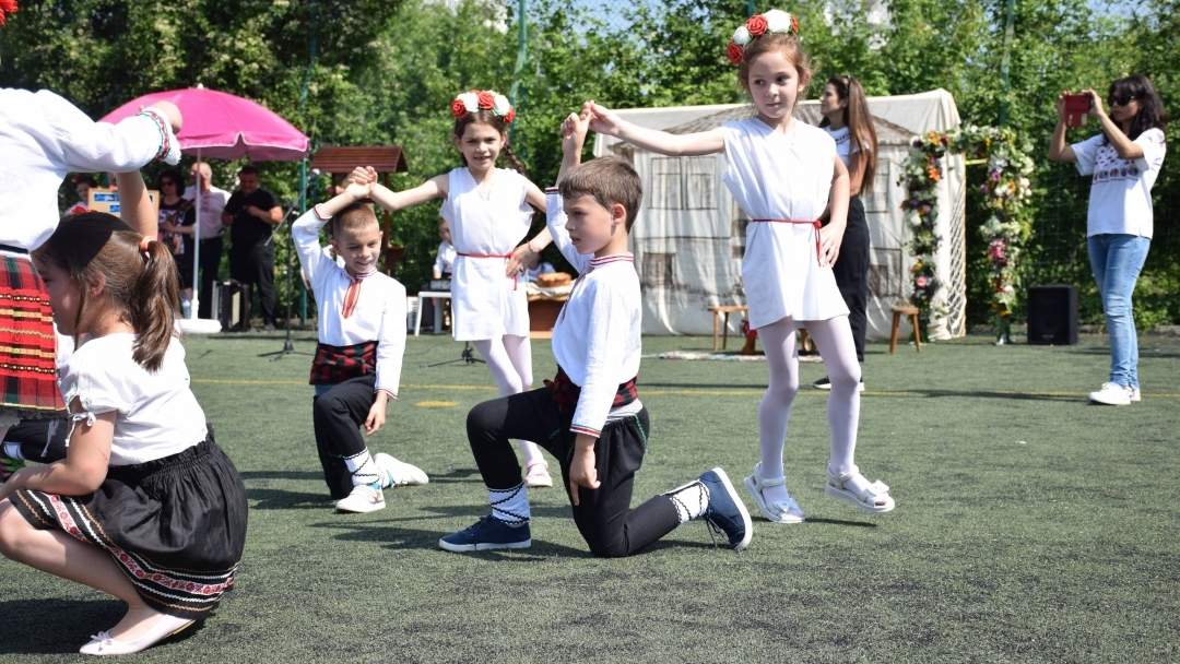 Над сто русенски деца показаха своите знания за българските традиции и обреди