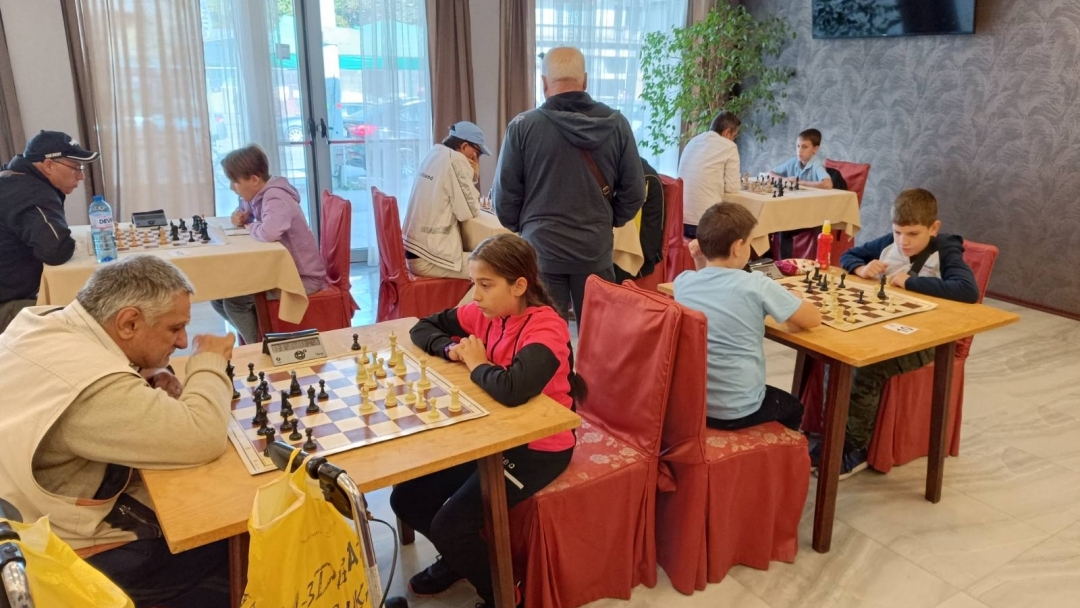 Шахматисти премериха сили в турнир по ускорен шах