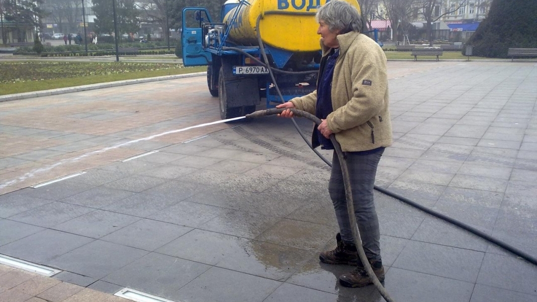Мият улиците на Русе след снеготопенето
