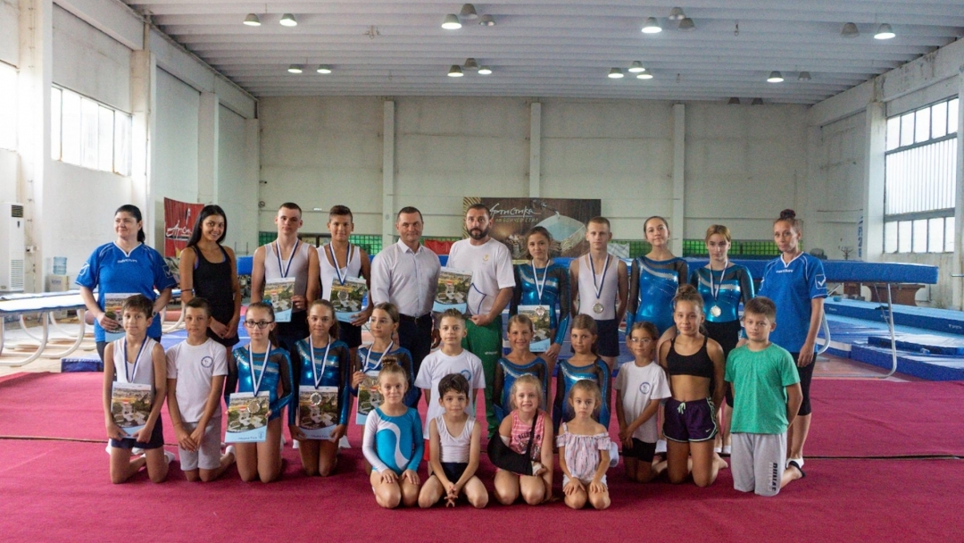 Кметът Пенчо Милков награди шампионите по скокове на батут  от Спортен клуб „Имидж“