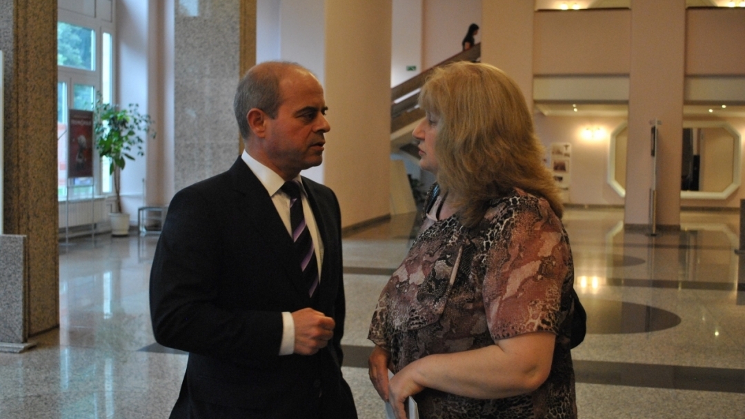 Кметът Пламен Стоилов приветства преподавателите и възпитаниците на Общински детски център за култура и изкуство