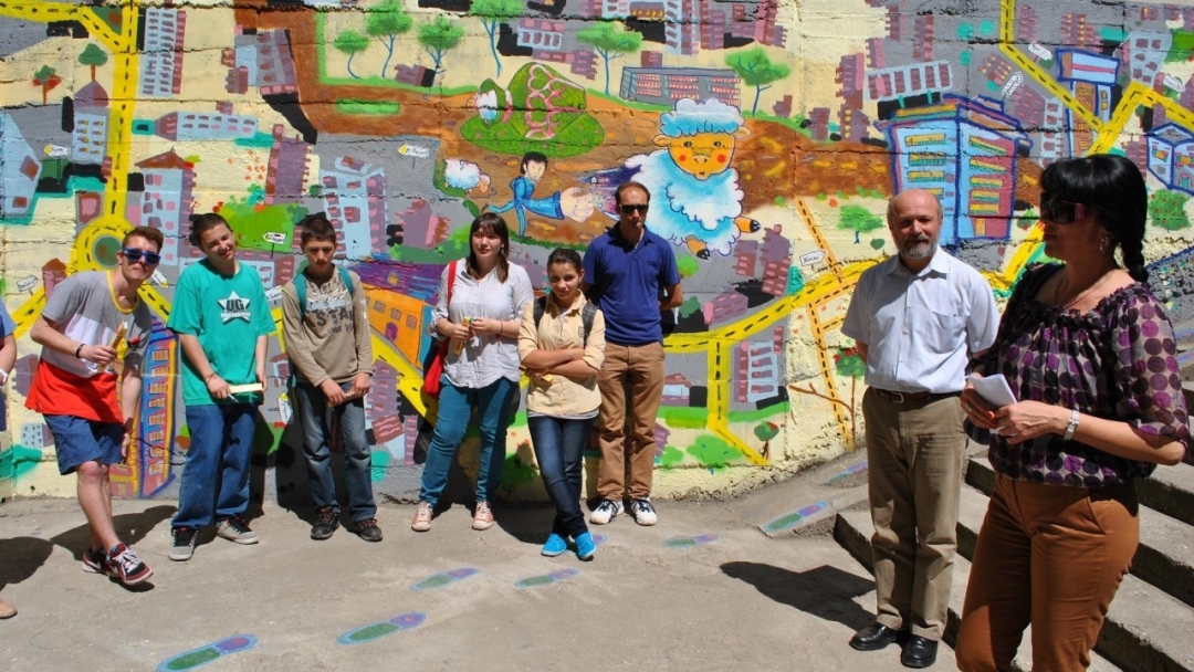 Възпитаници на Математическата гимназия вдъхнаха нов живот на подлеза край училището си