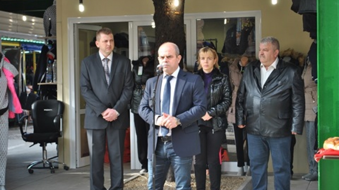 Кметът Пламен Стоилов откри обновената част на Централния общински пазар