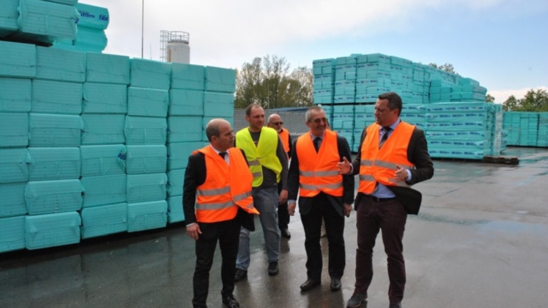 Кметът Пламен Стоилов се запозна на място с производствената база на „Фибран България“