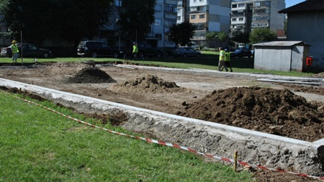 Кметът инспектира дейностите по изграждането на ново спортно игрище