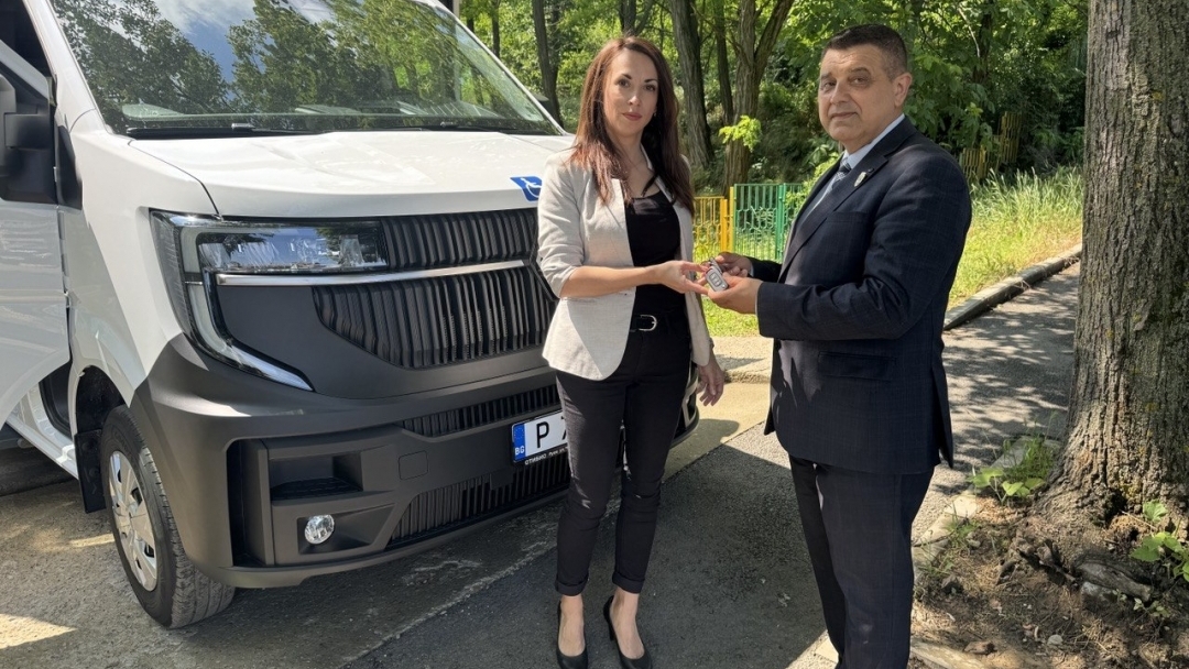 Община Русе обнови автопарка на социалните услуги с два нови специализирани автомобила