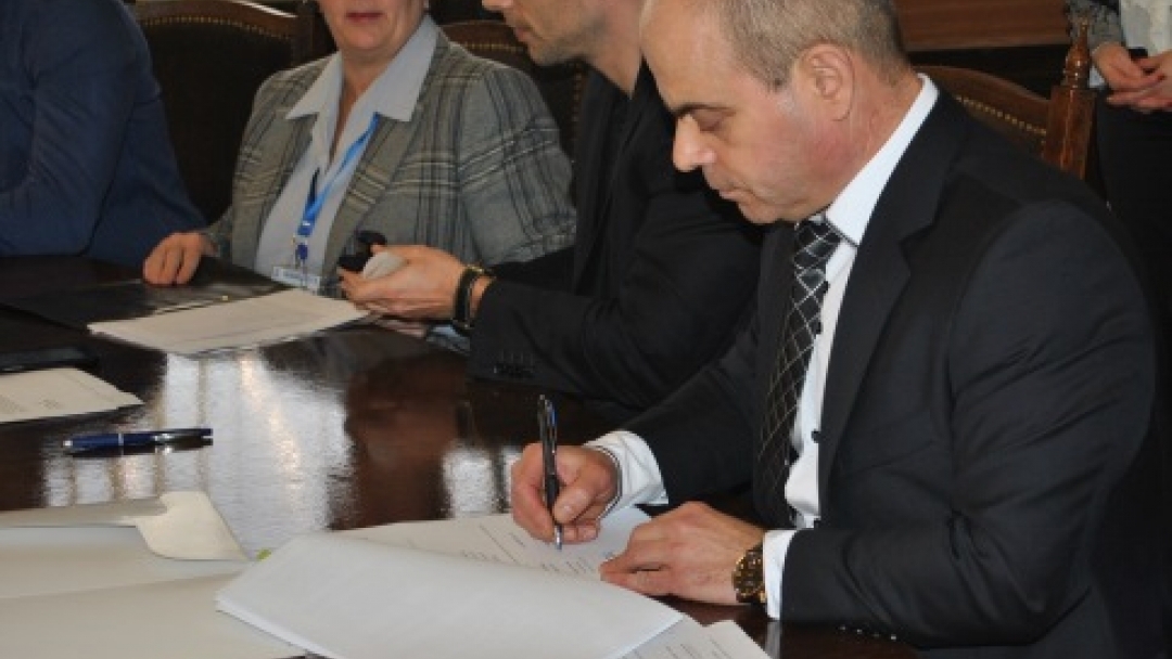 Кметът подписа първите два договора по Националната програма за енергийна ефективност