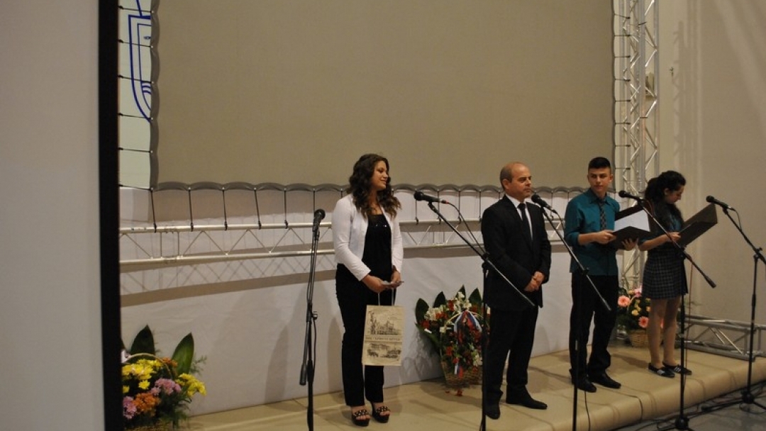 Кметът Пламен Стоилов връчи Ботевска награда за цялостна дейност и успехи на ученичка от СОУ „Христо Ботев“