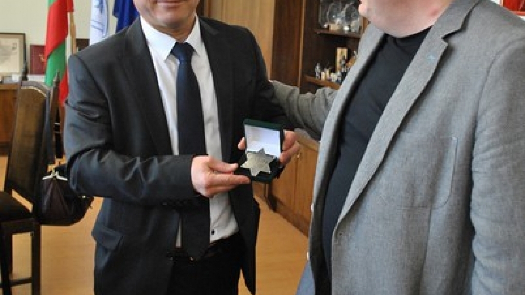 Златна рибка и шерифска значка за рождения ден на кмета Пламен Стоилов 